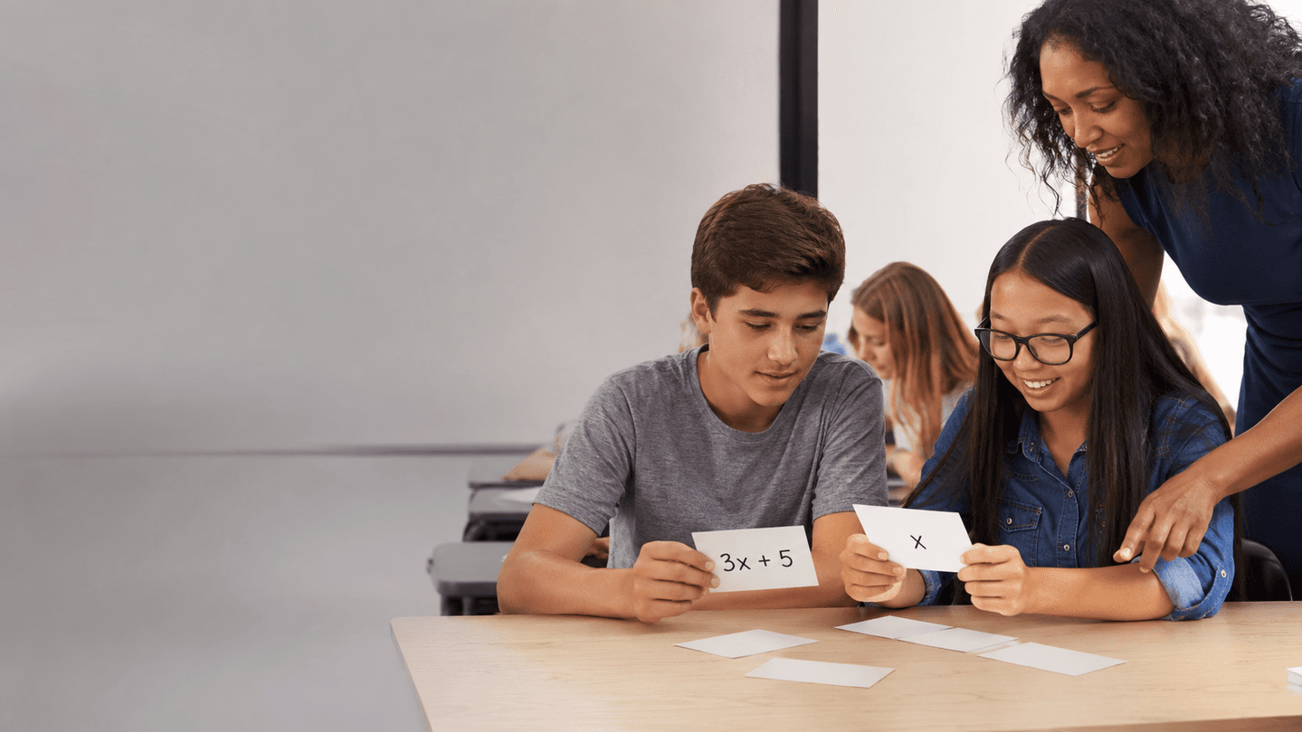 Estudiantes y docente comparan las tarjetas 3x+5 y x de una expresión algebraica